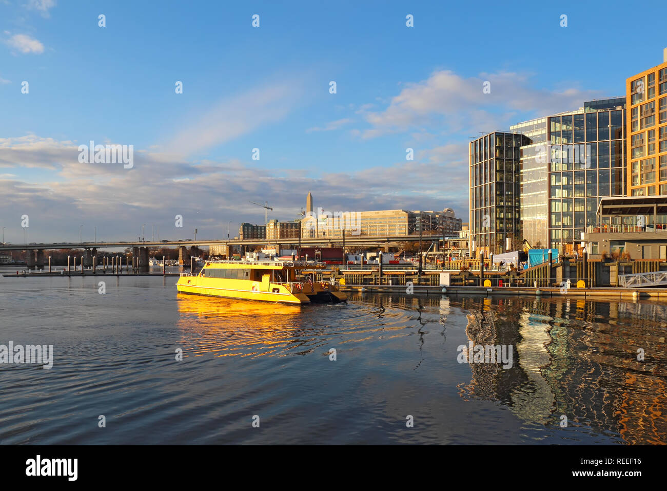 La Wharf, barca e lo skyline di edifici presso il recentemente ristrutturato a sud-ovest area del litorale di Washington, DC vista dall'acqua in caduta con il W Foto Stock