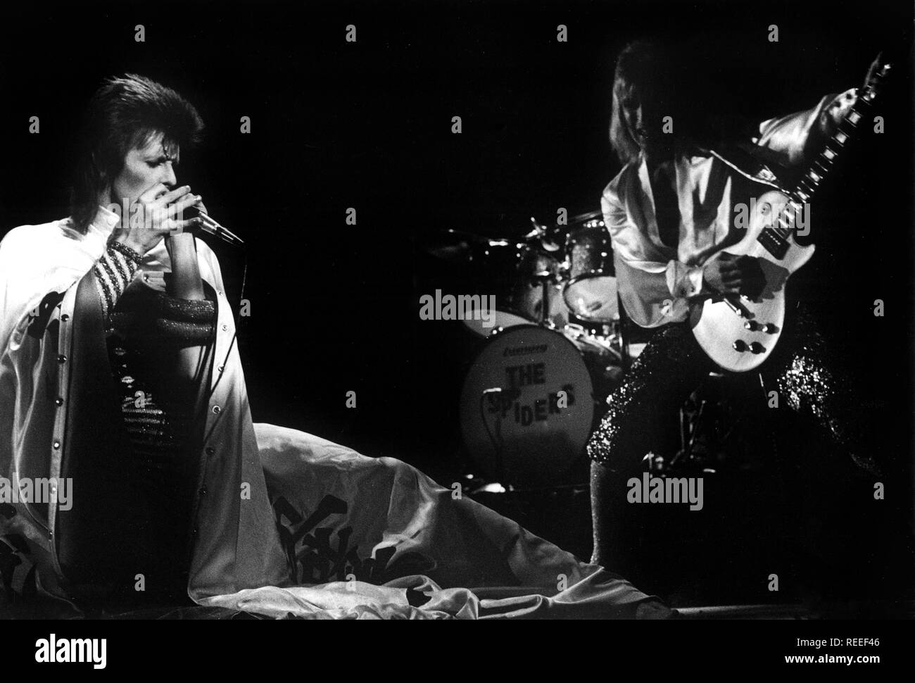Londra - 12 Maggio: David Bowie suona dal vivo sul palco a Earls Court Arena del 12 maggio 1973 durante la Ziggy Stardust tour (foto di Gijsbert Hanekroot) Foto Stock