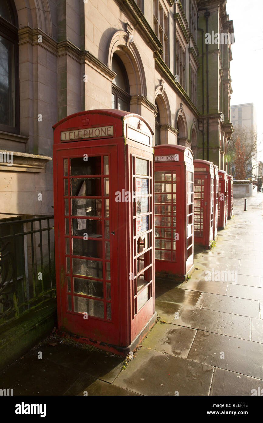 Svuotare cabine telefoniche rosse con alcuni fracassato windows vicino al mercato in Lancashire Preston North West England Regno Unito GB Foto Stock