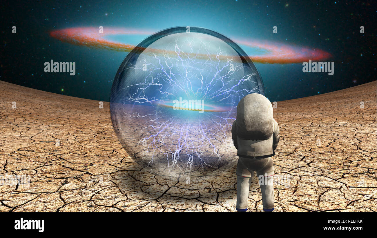Il surrealismo. Astronauta sorge in terra arida prima sfera di cristallo con carica di elettricità. Foto Stock