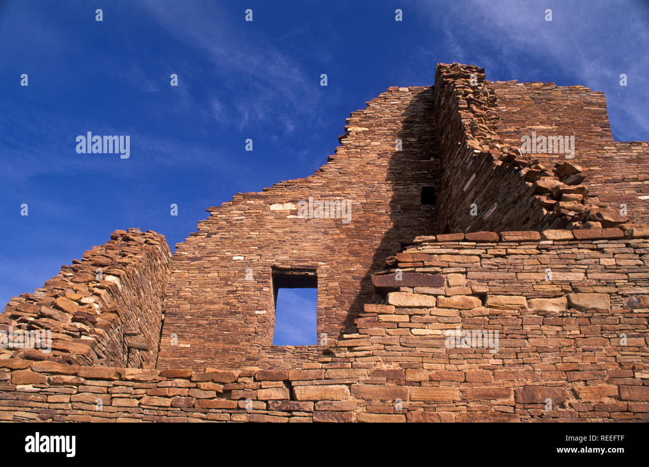 Finestra e pareti, Pueblo Bonito, Chaco Culture National Historical Park, New Mexico. Foto Stock