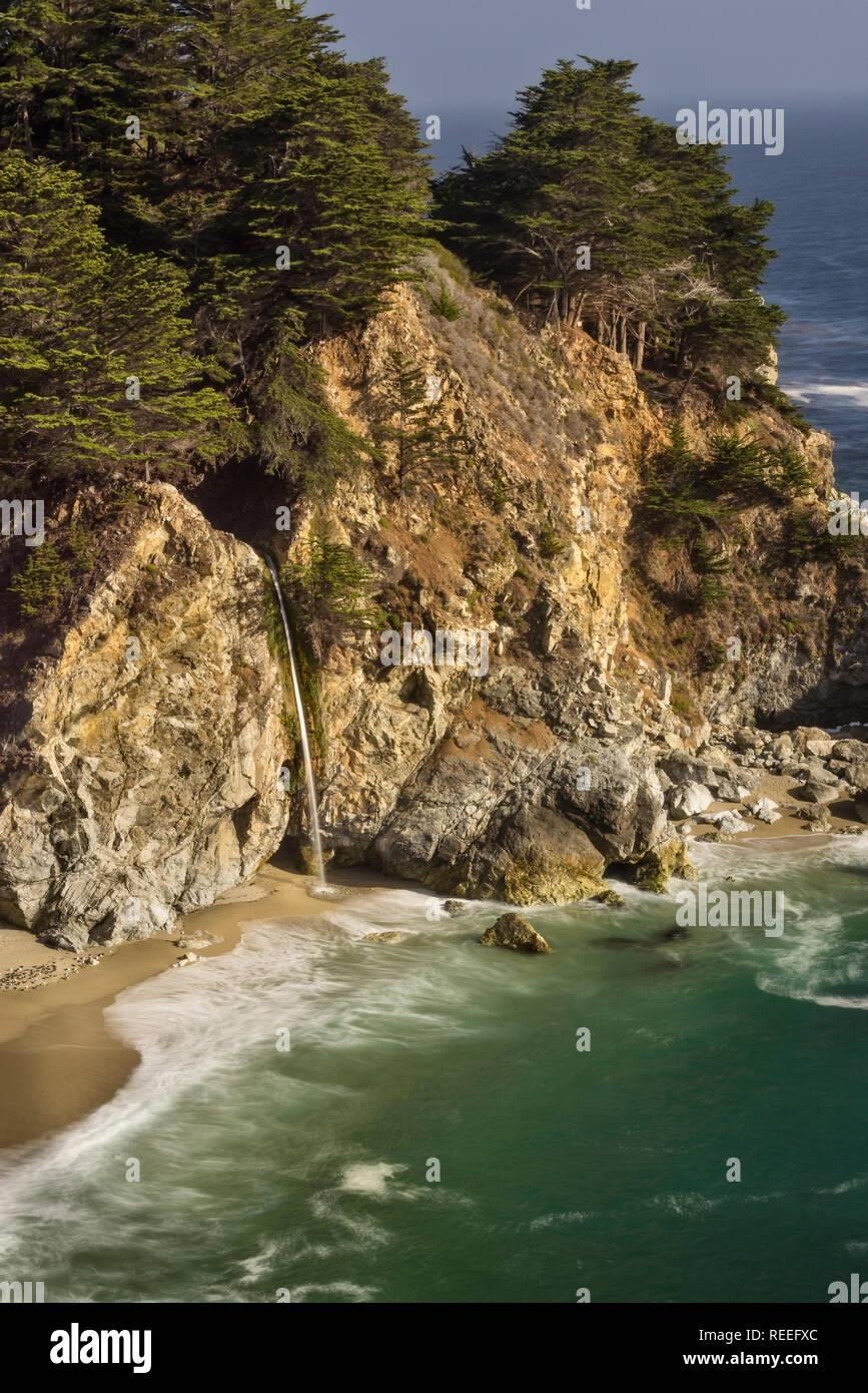 McWay cade, Julia Pfeiffer Burns State Park, Big Sur Costa, California. Foto Stock