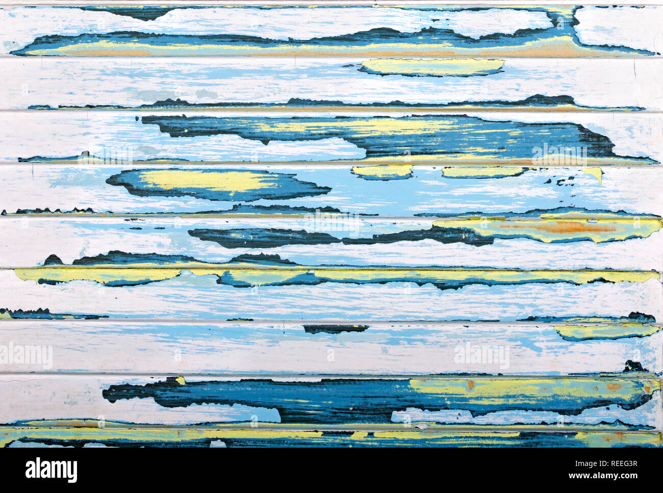 Sabbiato vernice astratta grunge sfondo in giallo, blu, rosa e nero di antiquariato su un lucernario testurizzato, pannello di legno Foto Stock