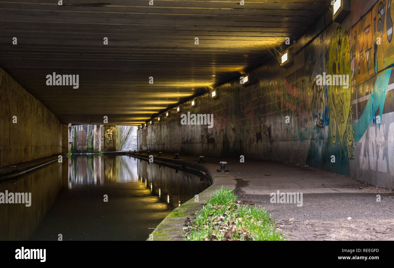 Paesaggio di lato canale graffiti spruzzato sulle pareti nel sottopassaggio pedonale, Kidderminster Regno Unito. Flagello del nostro patrimonio fluviale o espressione artistica? Foto Stock