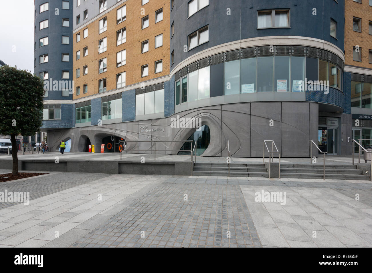 Roca London Gallery, futuristico showroom in Chelsea Harbour Progettato da Zaha Hadid Architects, facciata Foto Stock