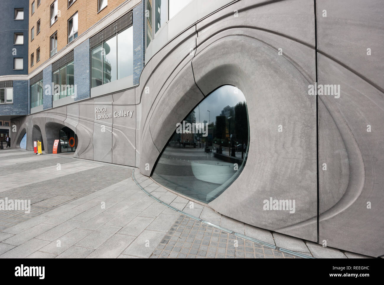 Roca London Gallery, futuristico showroom in Chelsea Harbour Progettato da Zaha Hadid Architects, facciata Foto Stock