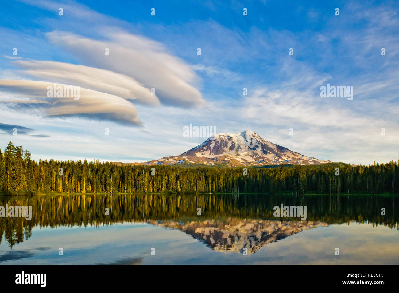 Il Monte Adams Takhlakh dal lago, con lenticolare di nuvole nel cielo; Gifford Pinchot National Forest, Washington. Foto Stock