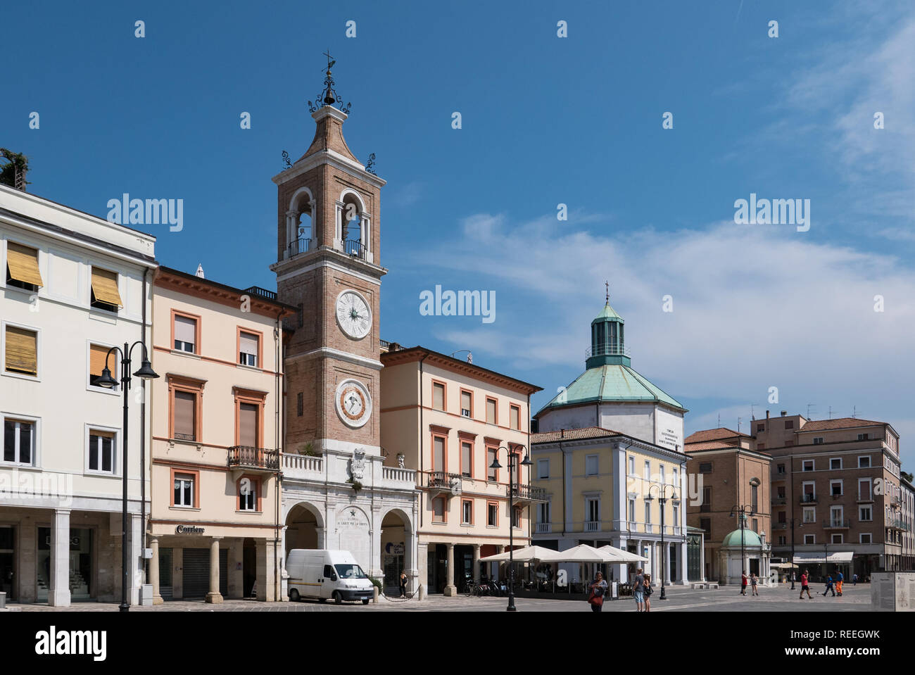 RIMINI - 7 agosto 2018: Piazza dei Tre Martiri di Rimini con l'antica torre dell'orologio, Italia Foto Stock