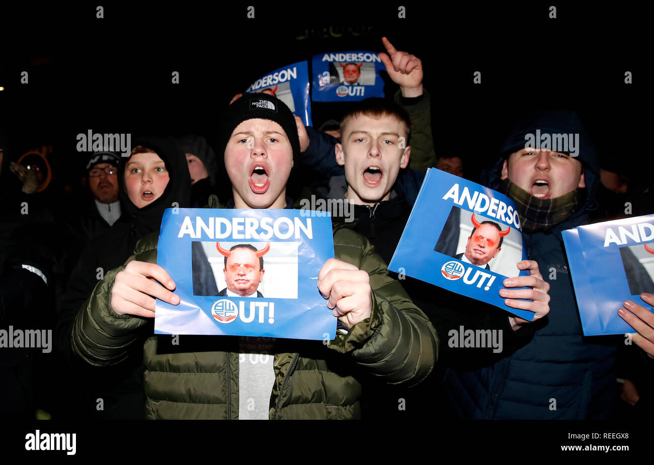Bolton Wanderers tifosi protesta il presidente e la maggioranza di stakeholder di Ken Anderson prima di cielo scommessa match del Campionato presso l Università di Bolton Stadium. Foto Stock