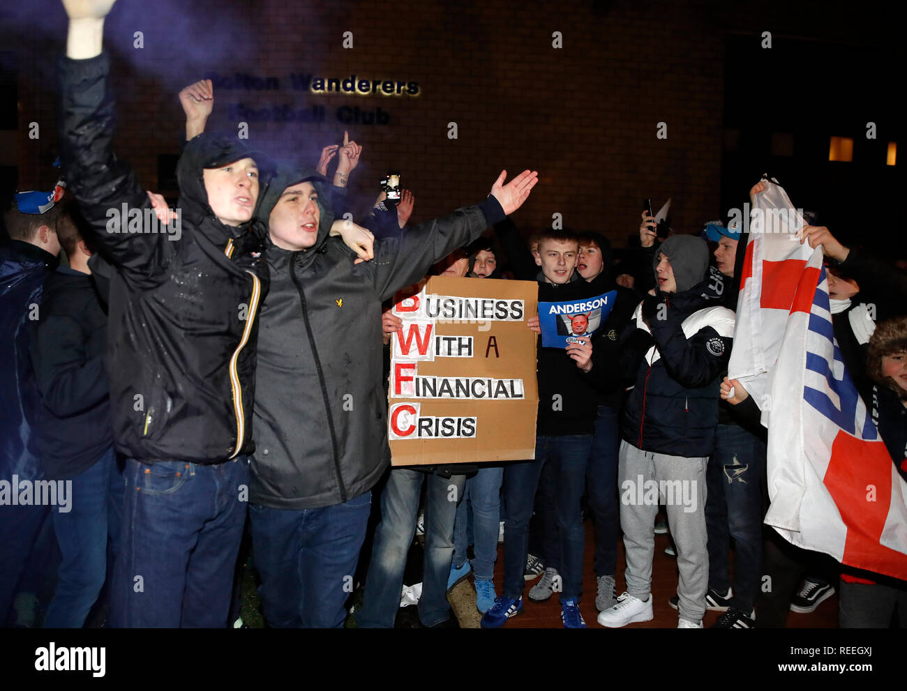 Bolton Wanderers tifosi protesta il presidente e la maggioranza di stakeholder di Ken Anderson prima di cielo scommessa match del Campionato presso l Università di Bolton Stadium. Foto Stock