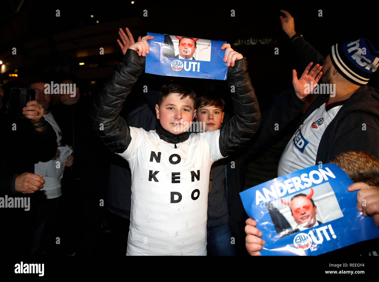 Bolton Wanderers tifosi protesta il presidente e la maggioranza di stakeholder di Ken Anderson prima di cielo scommessa match del Campionato presso l Università di Bolton Stadium. Foto Stock