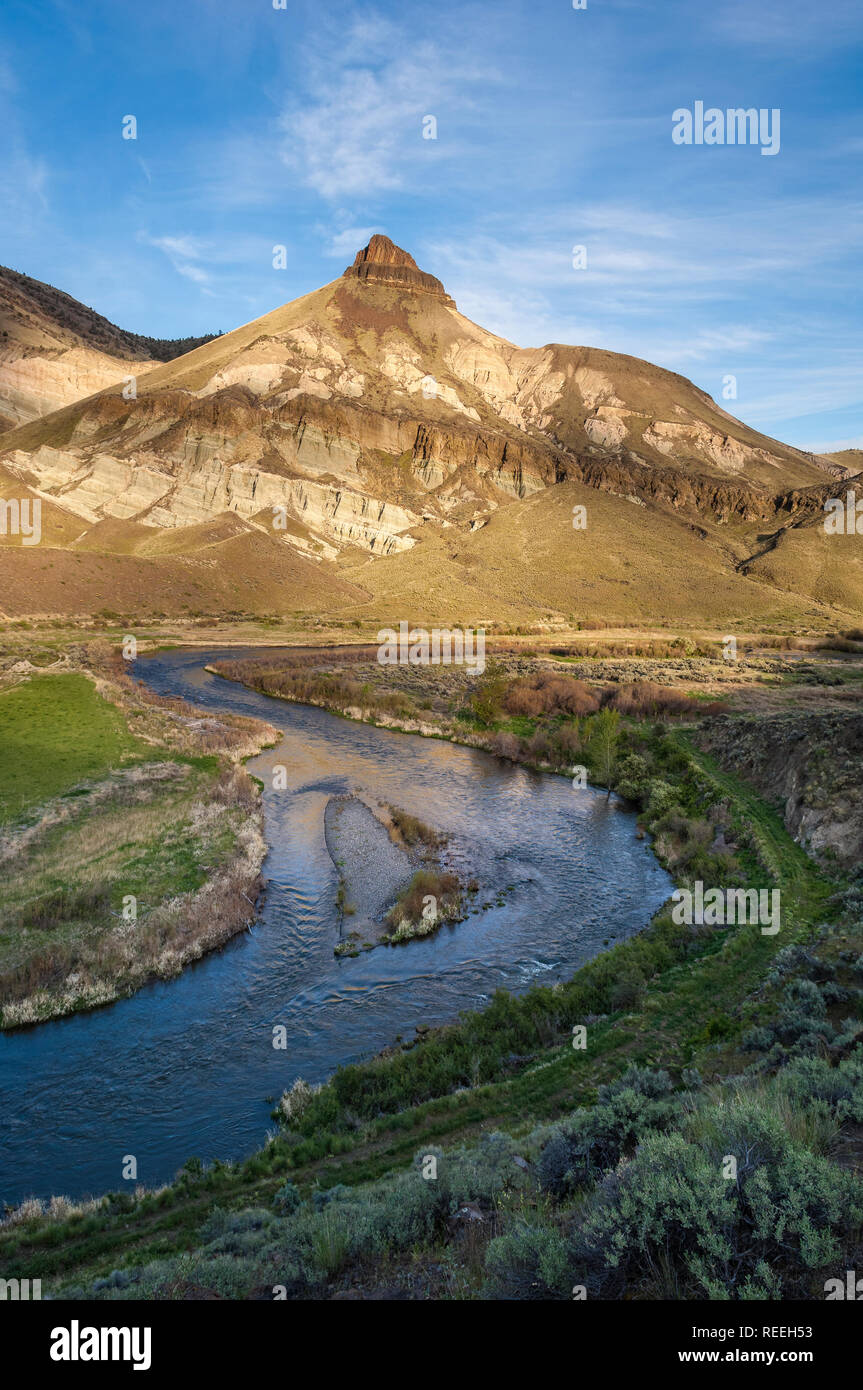 John giorno Fiume e pecore Rock; John Day Fossil Beds National Monument, Oregon. Foto Stock