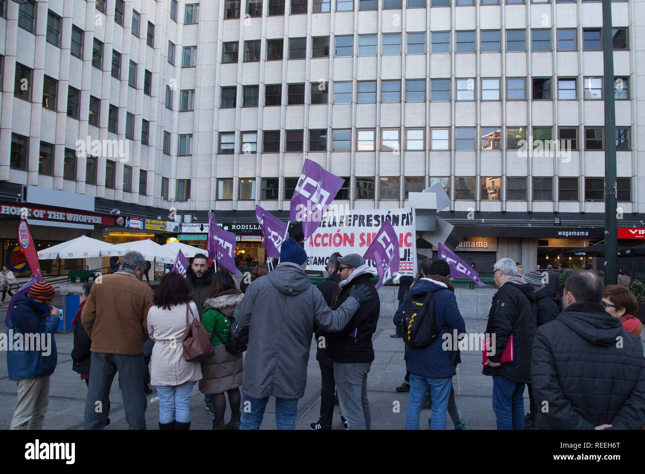 Manifestanti hanno visto di fronte al giudice del lavoro durante la protesta. CCOO unionisti protestare contro retribuzione degradato per fomentare la protesta con in CEAR, una Commissione spagnola per i rifugiati, questo arriva dopo la decisione di CEAR per sopprimere i progetti nei quartieri di Margaritas e la Alhóndiga in Getafe. Foto Stock