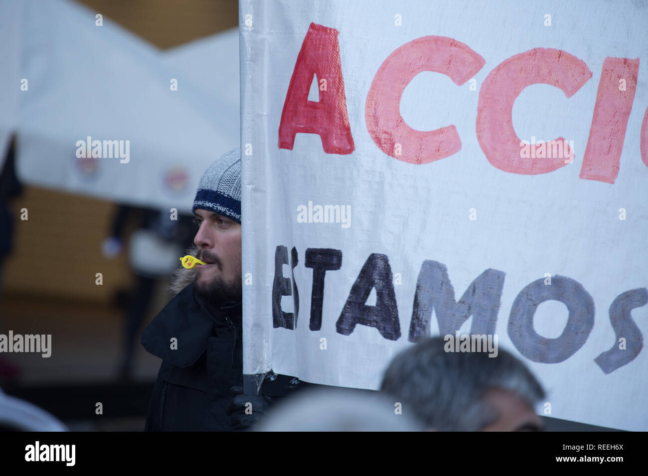 Un dimostratore si vede soffiare un fischio durante la protesta. CCOO unionisti protestare contro retribuzione degradato per fomentare la protesta con in CEAR, una Commissione spagnola per i rifugiati, questo arriva dopo la decisione di CEAR per sopprimere i progetti nei quartieri di Margaritas e la Alhóndiga in Getafe. Foto Stock