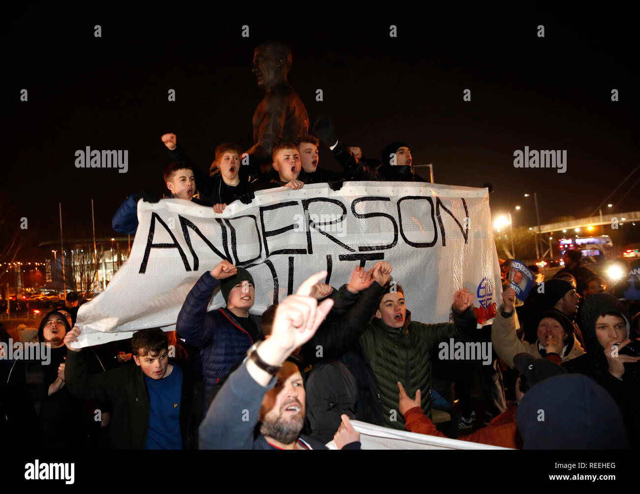 Bolton Wanderers tifosi protesta il presidente e la maggioranza di stakeholder di Ken Anderson prima di cielo scommessa match del Campionato presso l Università di Bolton Stadium. Foto Stock