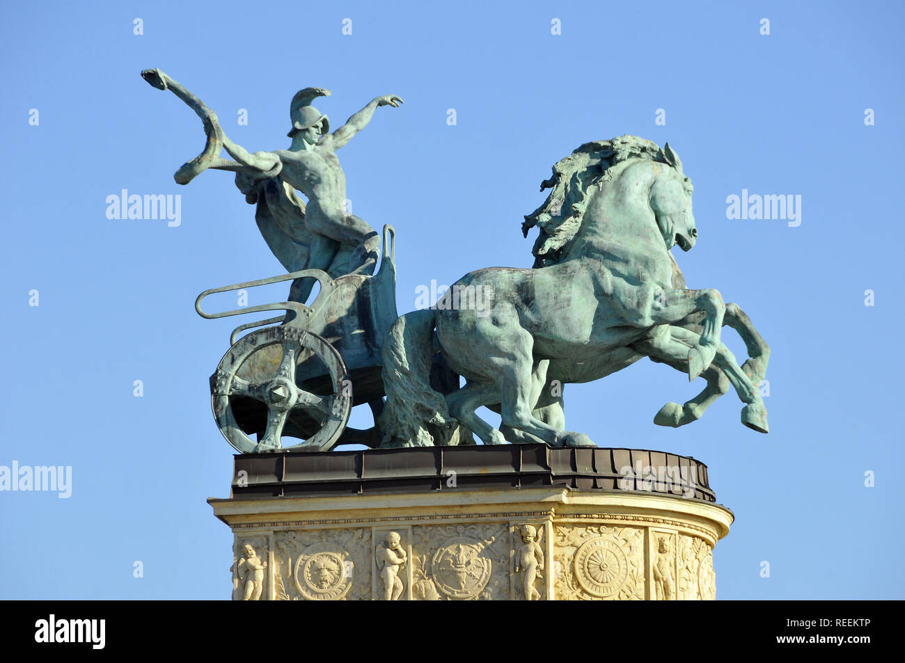 La Piazza degli Eroi è una delle piazze principali di Budapest, Ungheria. Monumento millenario. Uomo con un serpente il simbolo della guerra. Hősök tere Foto Stock