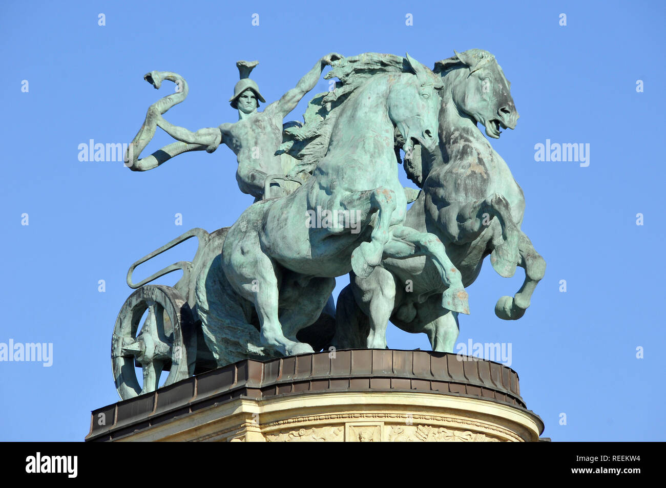 La Piazza degli Eroi è una delle piazze principali di Budapest, Ungheria. Monumento millenario. Uomo con un serpente il simbolo della guerra. Hősök tere Foto Stock