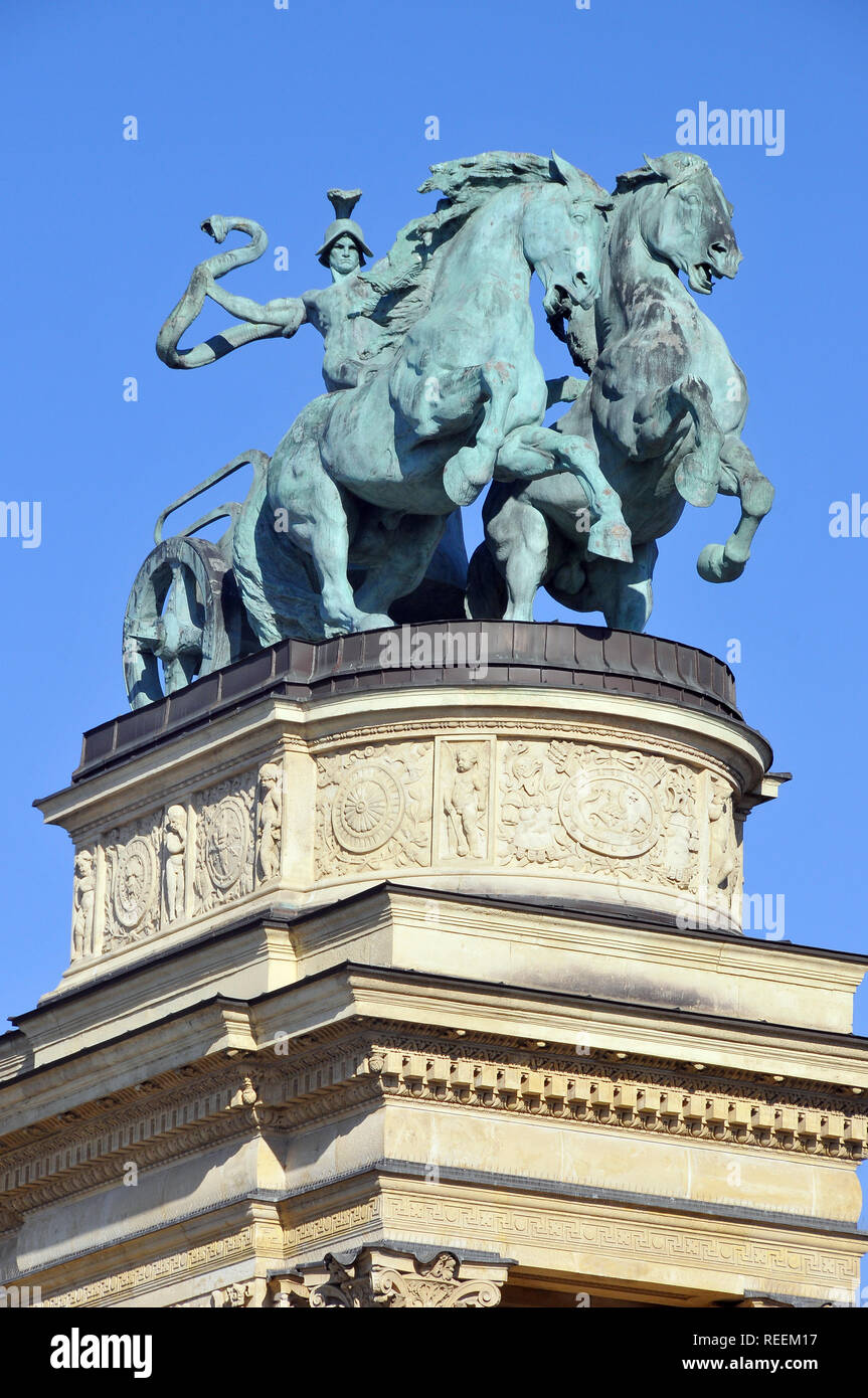 La Piazza degli Eroi è una delle piazze principali di Budapest, Ungheria. Monumento millenario. Uomo con un serpente il simbolo della guerra. Hősök tere Foto Stock