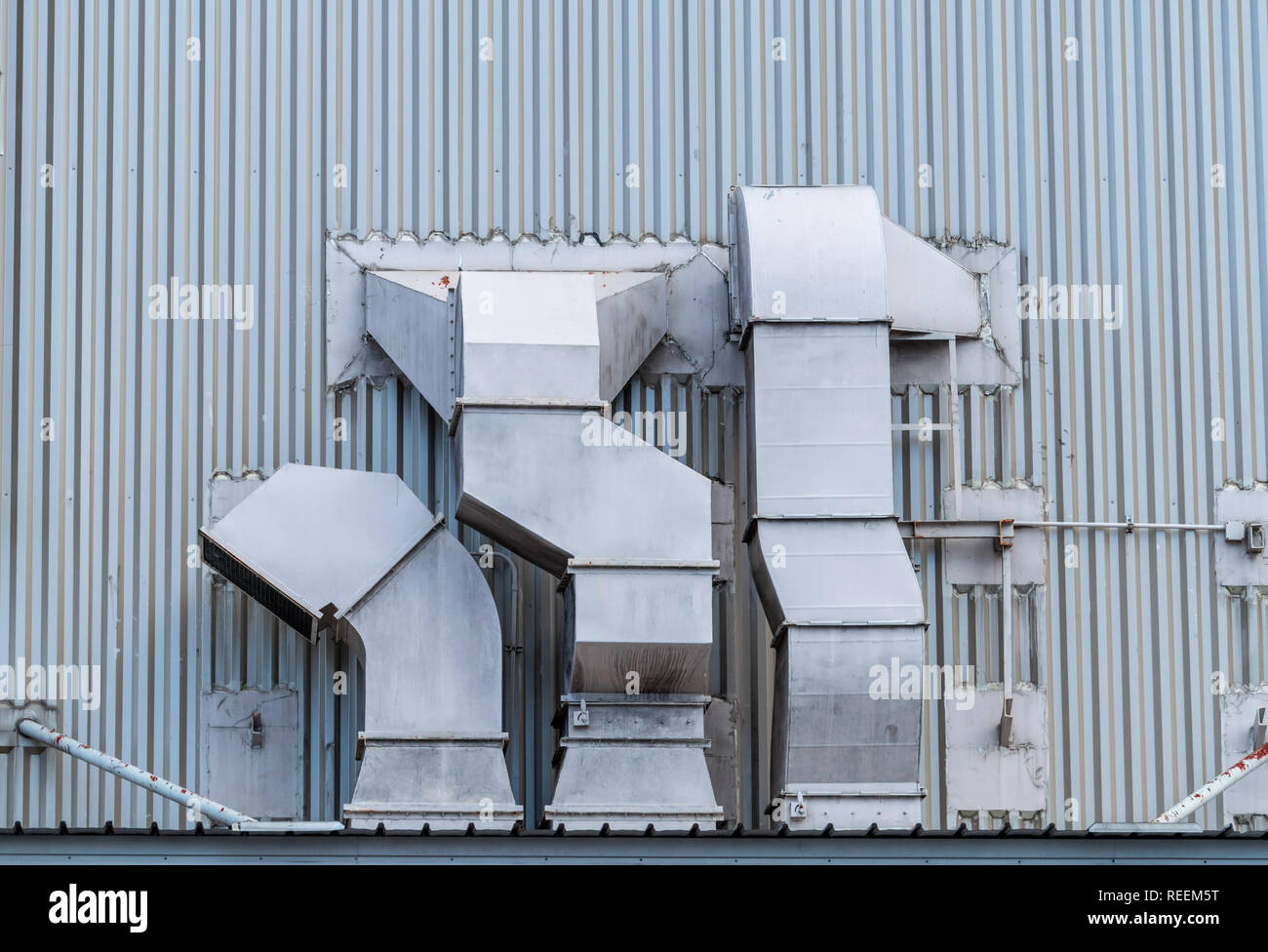 Aria di scarico del sistema di ventilazione. Unità di trattamento aria. Sistema di ventilazione di shopping mall. AHU. Edificio esterno tubo. Scarico del sistema aria per pulire e Foto Stock
