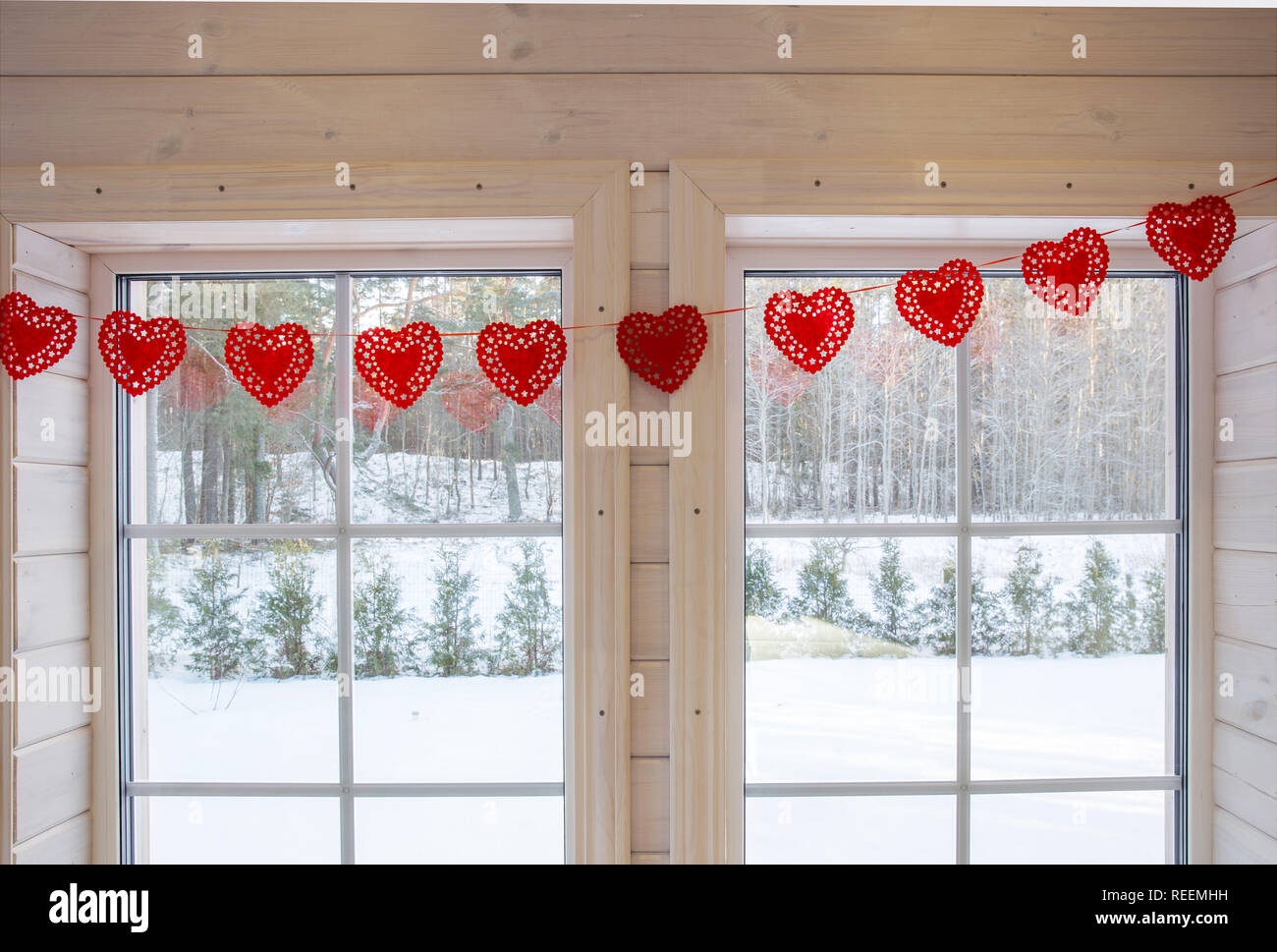 Foto luminose studio interno con grande finestra, soffitto alto, bianco pavimento in legno Foto Stock