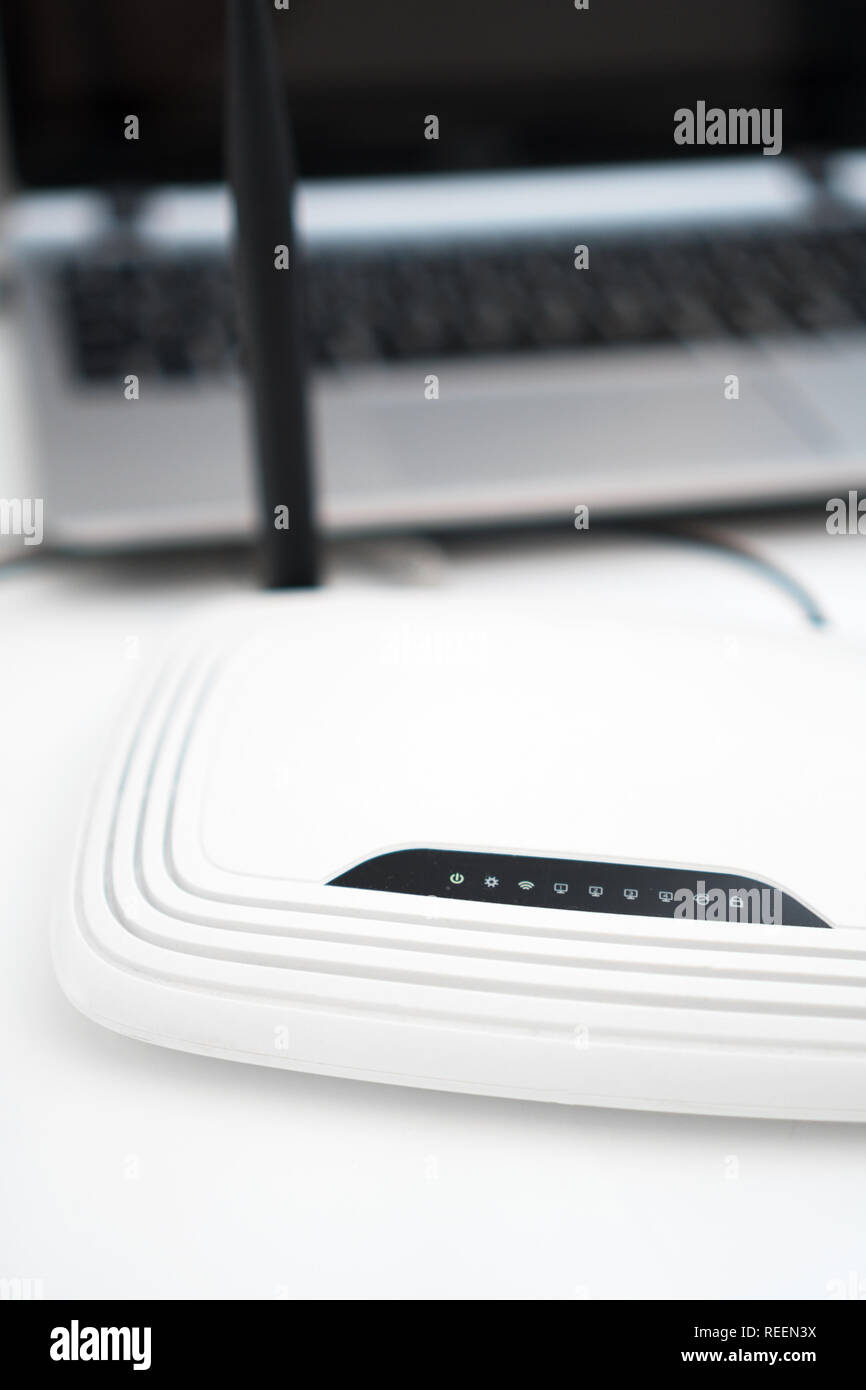 Bianco router wireless in piedi sulla tavola. Foto Stock