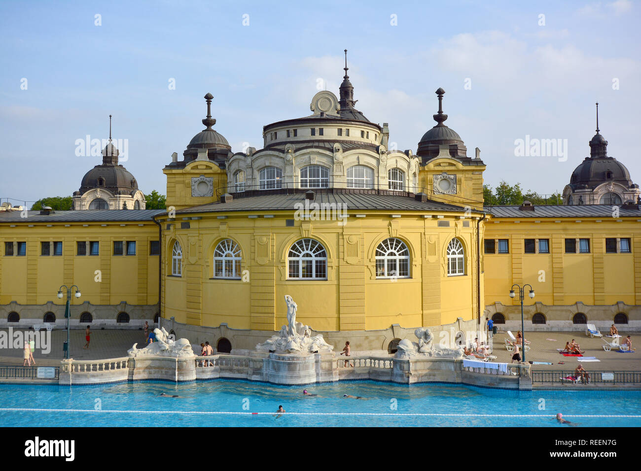 Il Széchenyi Bagno Termale a Budapest (ungherese: Széchenyi gyógyfürdő) è il più grande bagno termale in Europa. Foto Stock