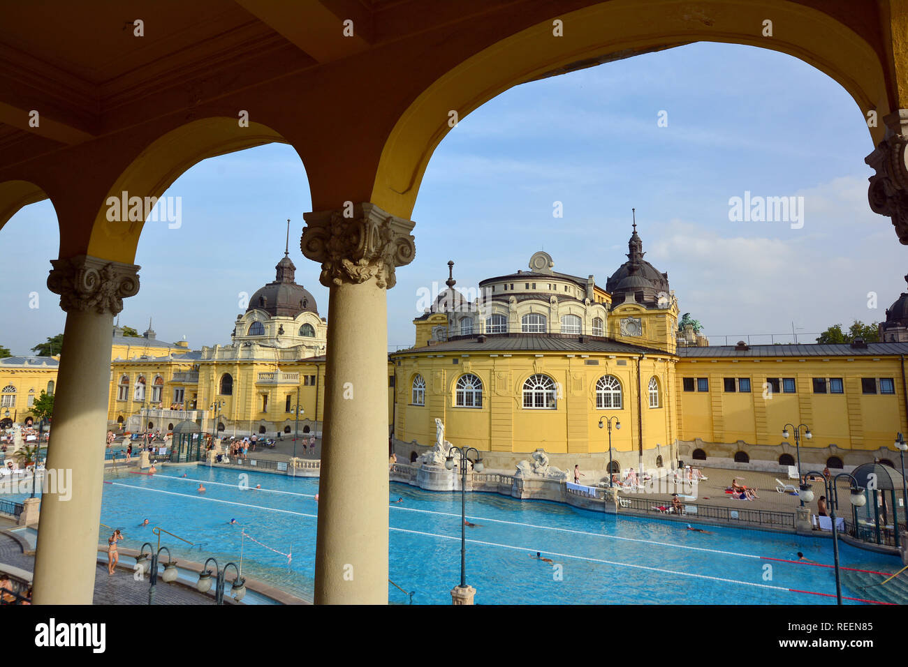 Il Széchenyi Bagno Termale a Budapest (ungherese: Széchenyi gyógyfürdő) è il più grande bagno termale in Europa. Foto Stock