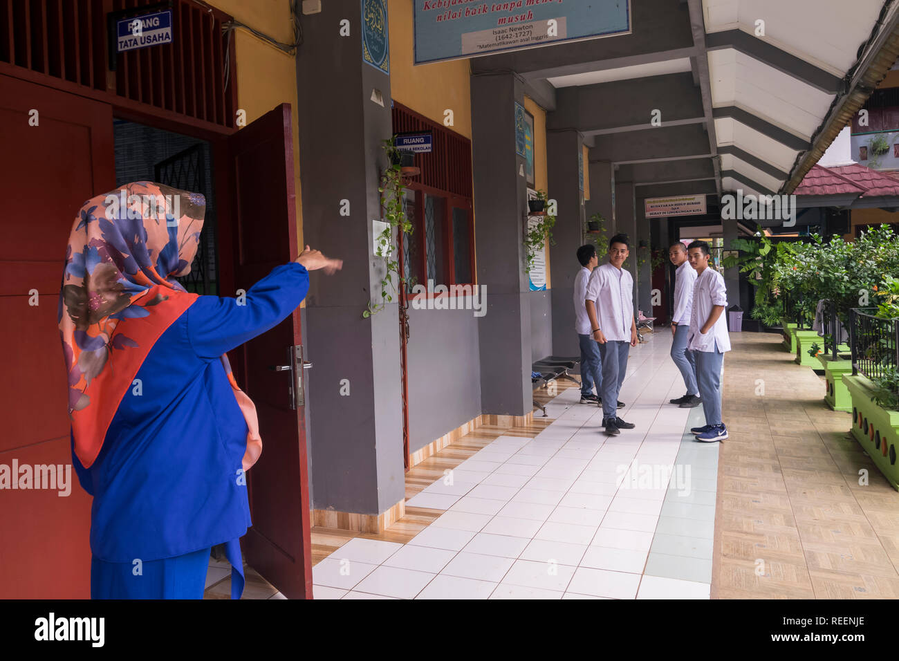 1.15, insegnante, indicandovi IndonesianBook Foto Stock