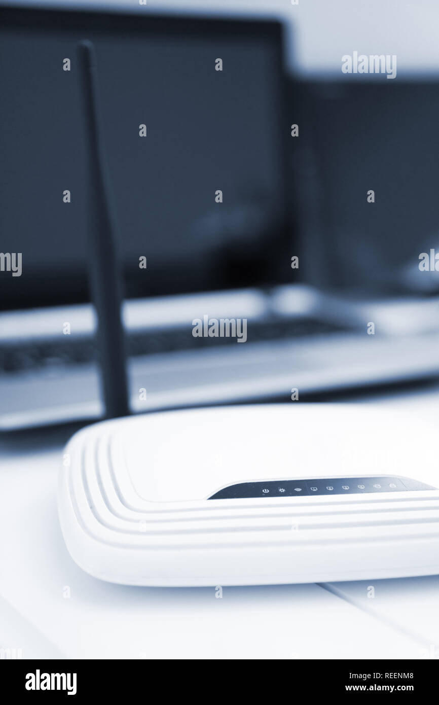 Bianco router wireless in piedi sulla tavola. Foto Stock