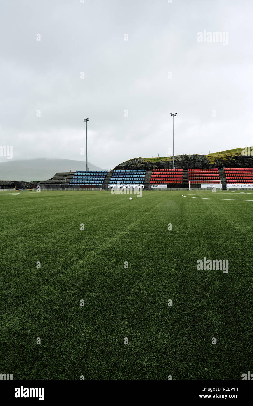 Svangaskard football Stadium una volta che la massa iniziale delle isole Faerøer nazionale di calcio in Toftir Eysturoy Isole Faerøer. Foto Stock