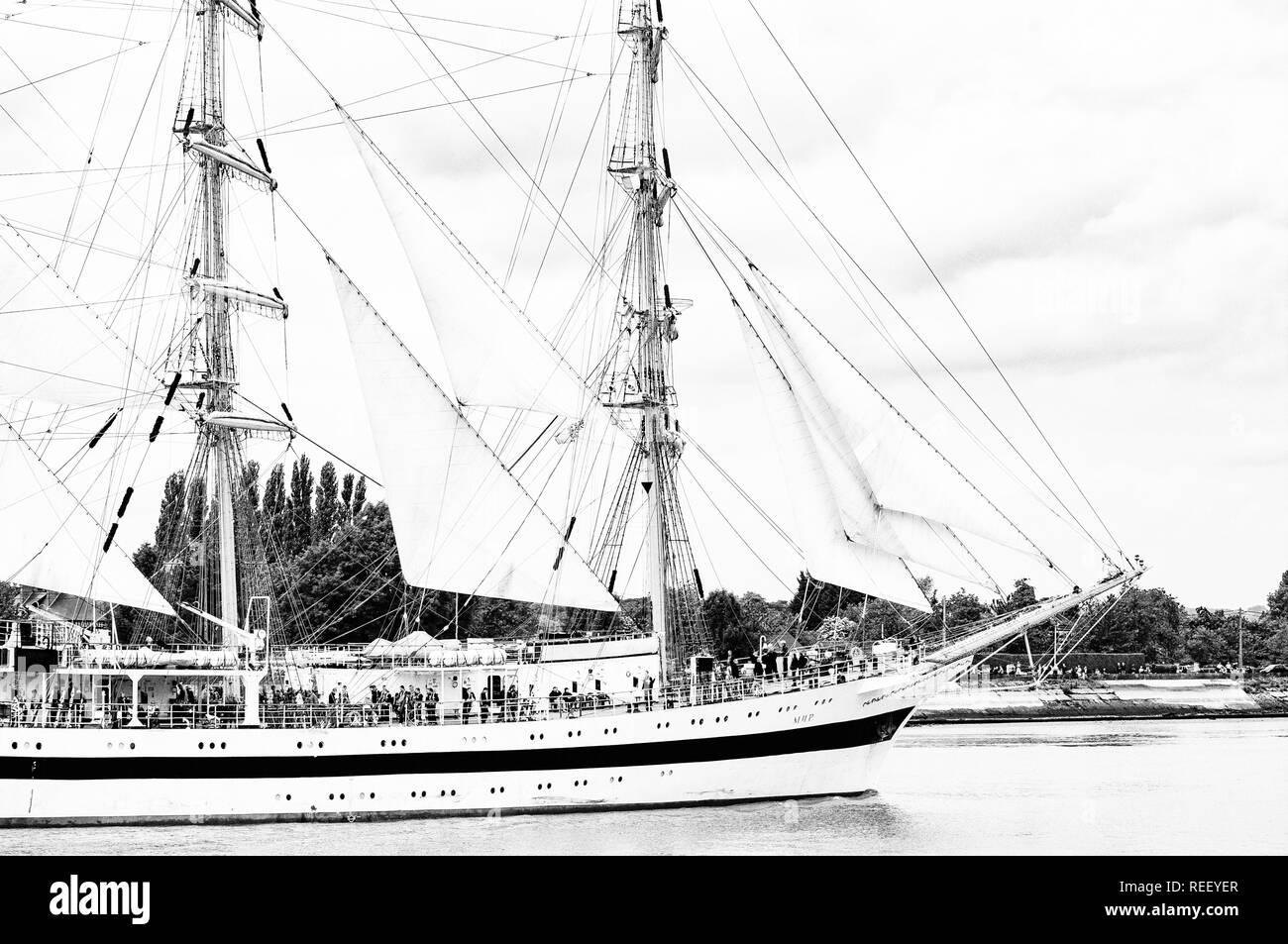 ROUEN, Francia - luglio circa, 2016. Fine dell'Armada di Rouen, barche galeone navi sul fiume Senna. Navy barca trasporto navale. Molto importante IO Foto Stock