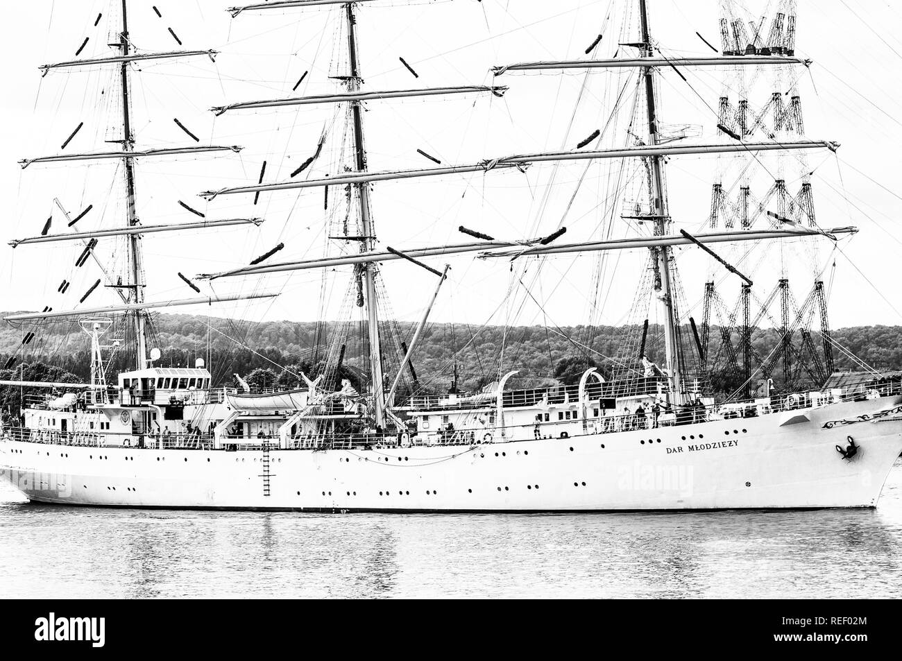 ROUEN, Francia - luglio circa, 2016. Fine dell'Armada di Rouen, barche galeone navi sul fiume Senna. Navy barca trasporto navale. Molto importante IO Foto Stock