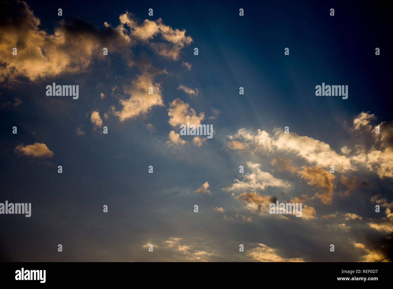 Le nuvole e il cielo al tramonto Foto Stock