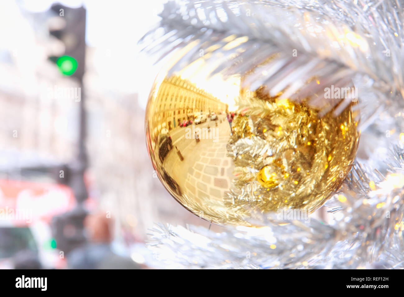 Golden palla di Natale a Parigi, Francia Foto Stock