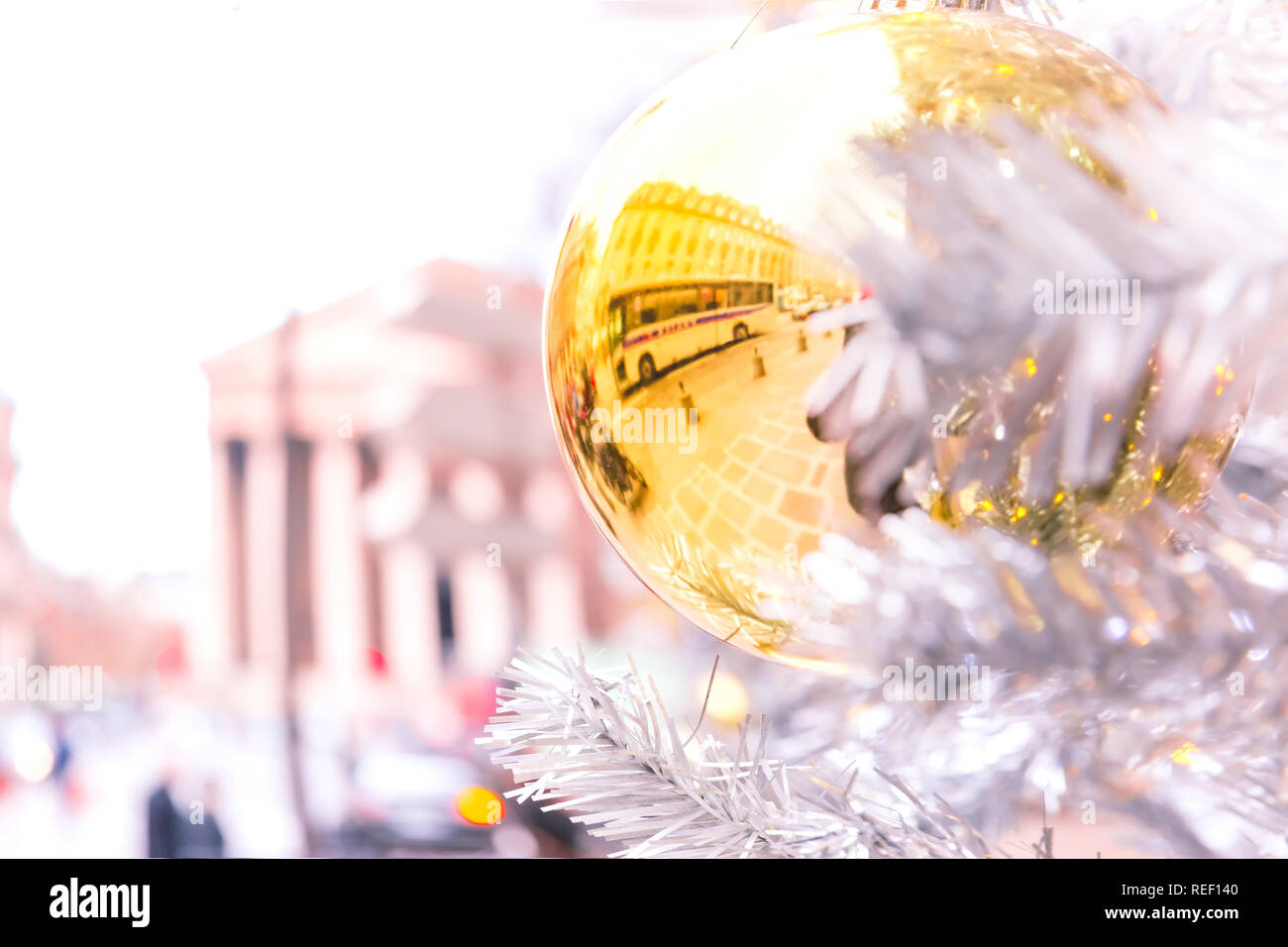 Golden palla di Natale a Parigi, Francia Foto Stock
