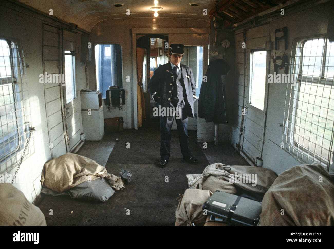 La British Rail guard e biglietto collettore nel Diesel Multiple Unit guardie del treno van su la costa del Cumbria linea ferroviaria Nord Ovest Inghilterra Foto Stock