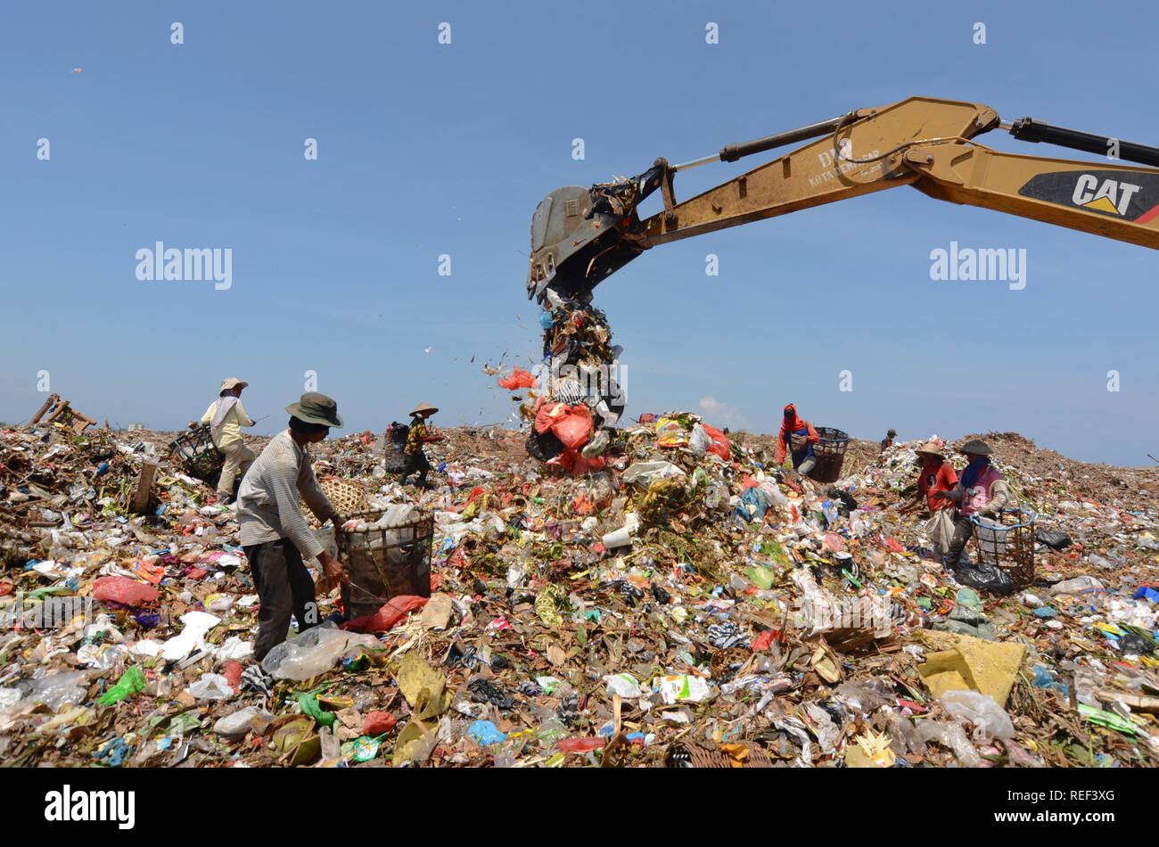 I lavoratori di raccogliere i rifiuti in discarica Foto Stock
