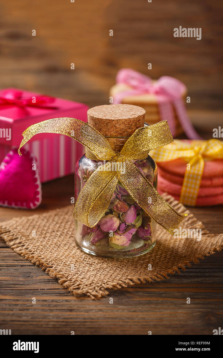 Piccole gemme a secco delle rose per il tè nel vasetto di vetro Foto Stock
