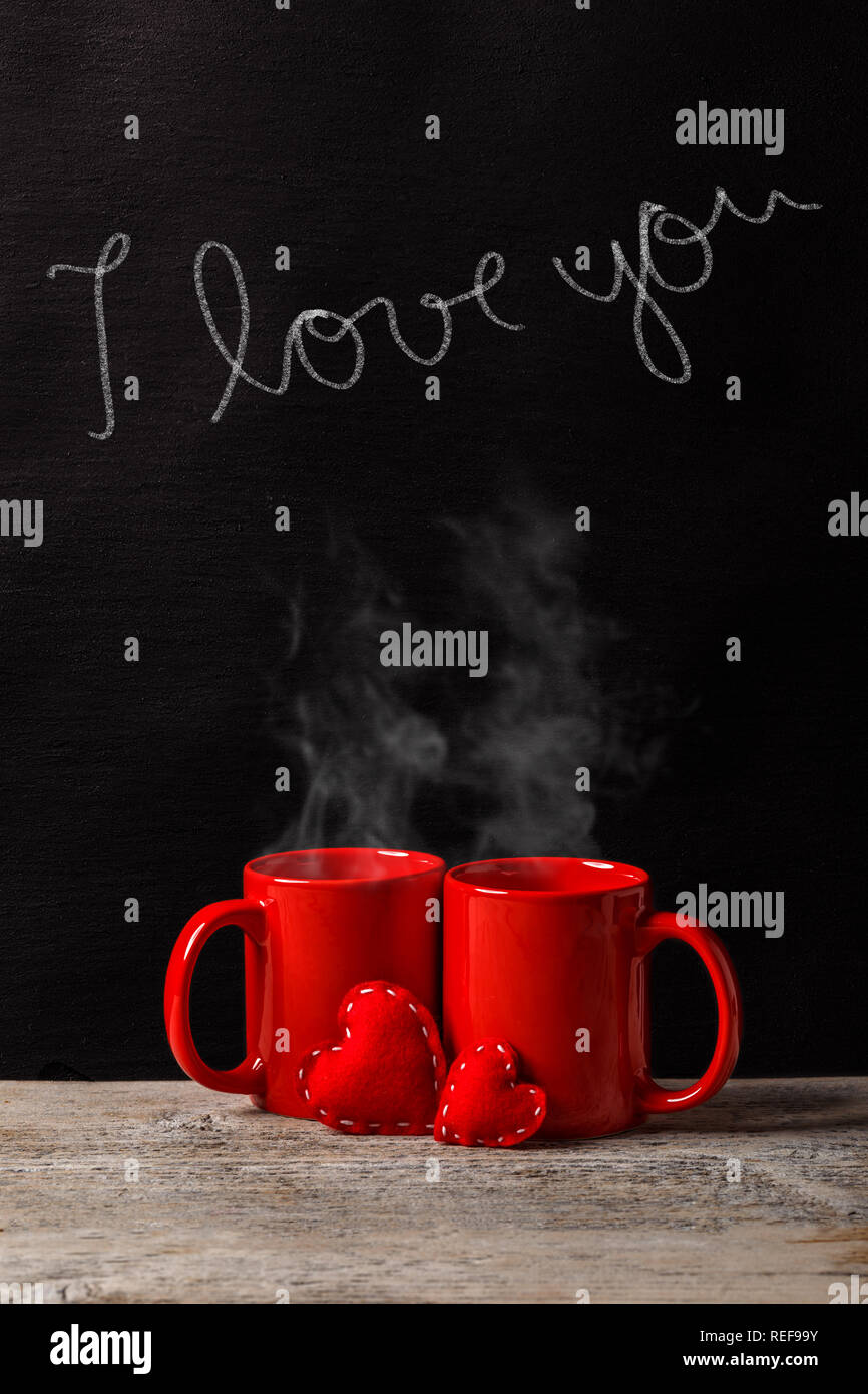 Amore, caffè e romanticismo concetto. Coppia di vaschette con un gesso testo ti amo Foto Stock