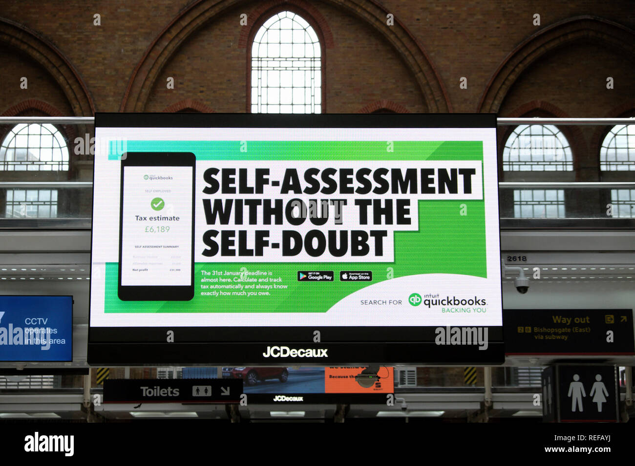 Quickbooks 'self-Valutazione senza Self-Doubt' tabellone elettronico poster pubblicità segno alla stazione di Liverpool Street a Londra England Regno Unito KATHY DEWITT Foto Stock