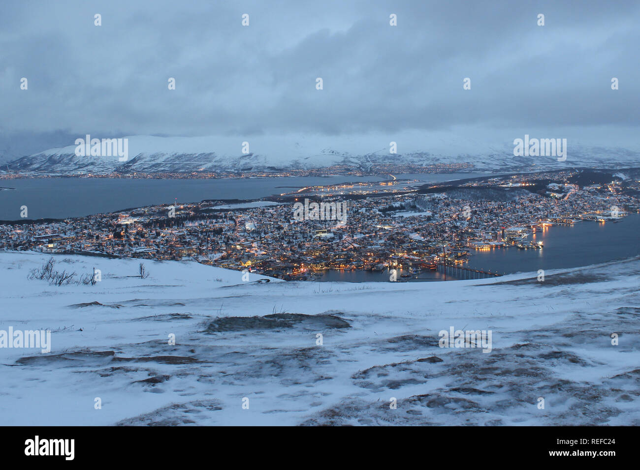 Tromsø City durante la notte polare in inverno Foto stock - Alamy