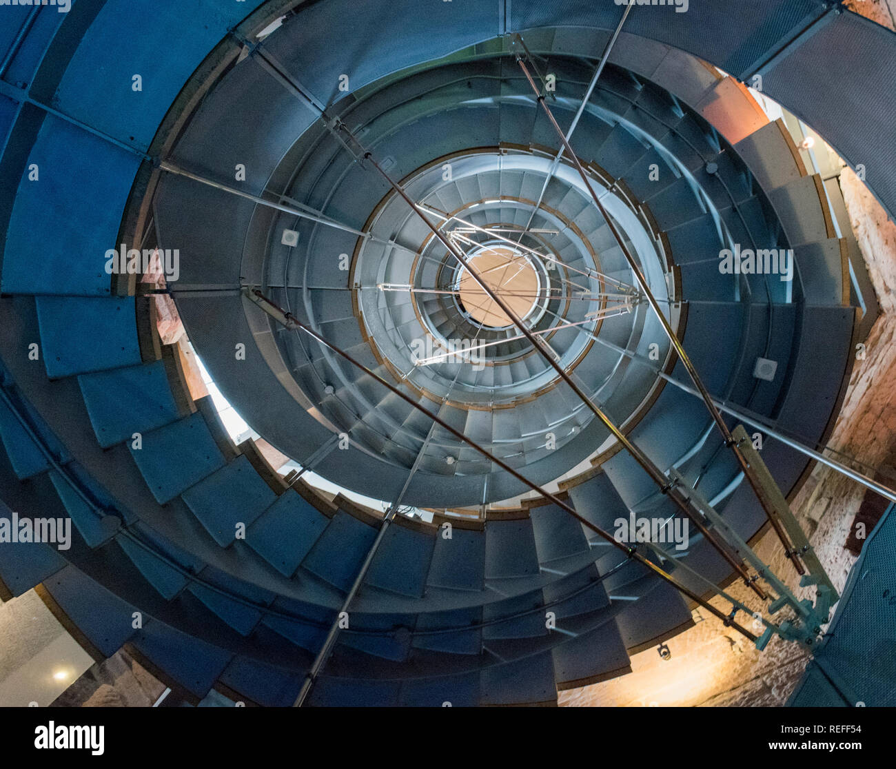 Guardando verso l'alto la scala a spirale nel faro, Scozia Il Centro per la progettazione e architettura, Glasgow. Foto Stock