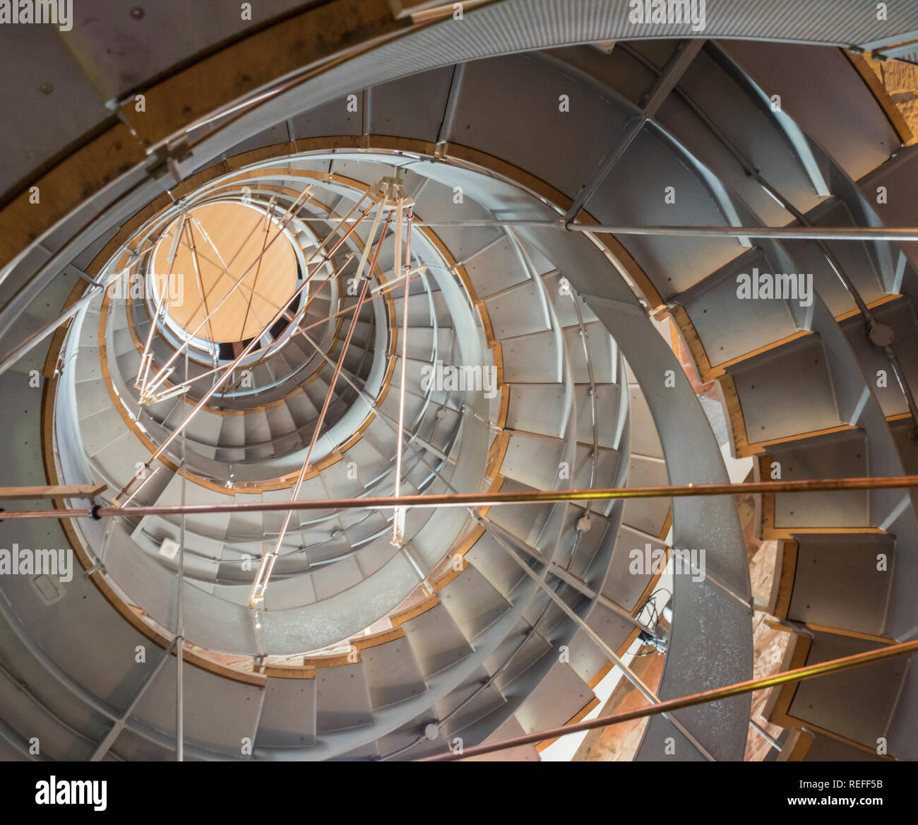 Guardando verso l'alto la scala a spirale nel faro, Scozia Il Centro per la progettazione e architettura, Glasgow. Foto Stock