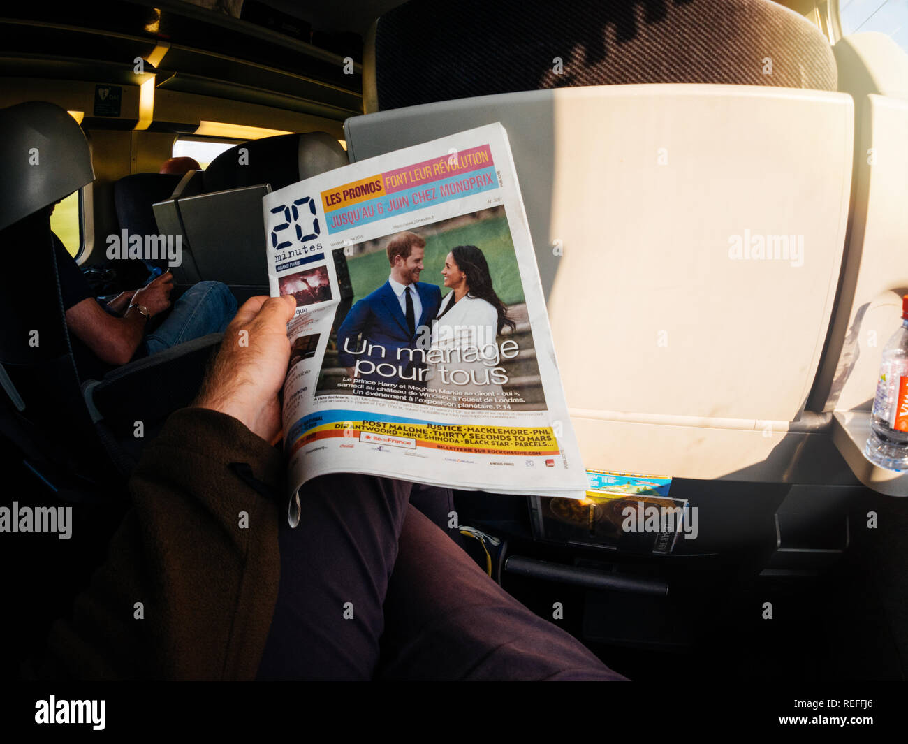 Francia - 20 Maggio 2018: uomo lettura in prima classe di un TGV treno SNCF il coperchio quotidiano di 20 minuti con i ritratti del principe Harry e Meghan Markle evento dello stile di vita Foto Stock