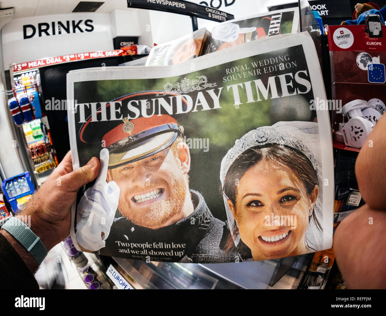 Londra, Inghilterra - 20 Maggio 2018: POV il Sunday Times coperchio anteriore quotidiano nella stampa britannica chiosco composto da ritratti di principe Harry e Meghan Markle seguendo il Royal Wedding evento dello stile di vita Foto Stock