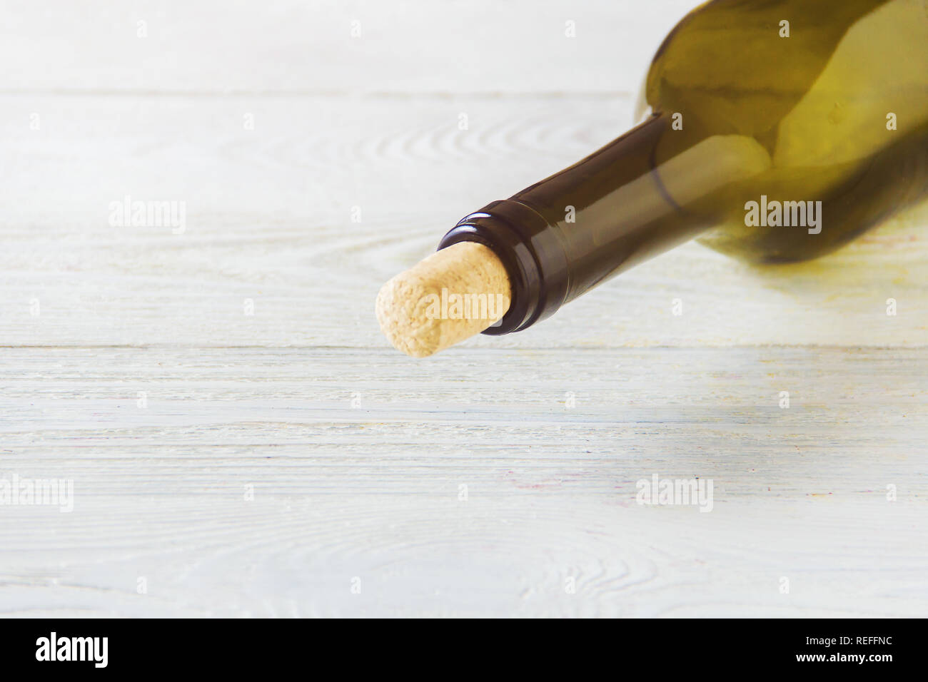 Bottiglia di vino bianco sul tavolo di legno con copia spazio, sfondo. Foto Stock