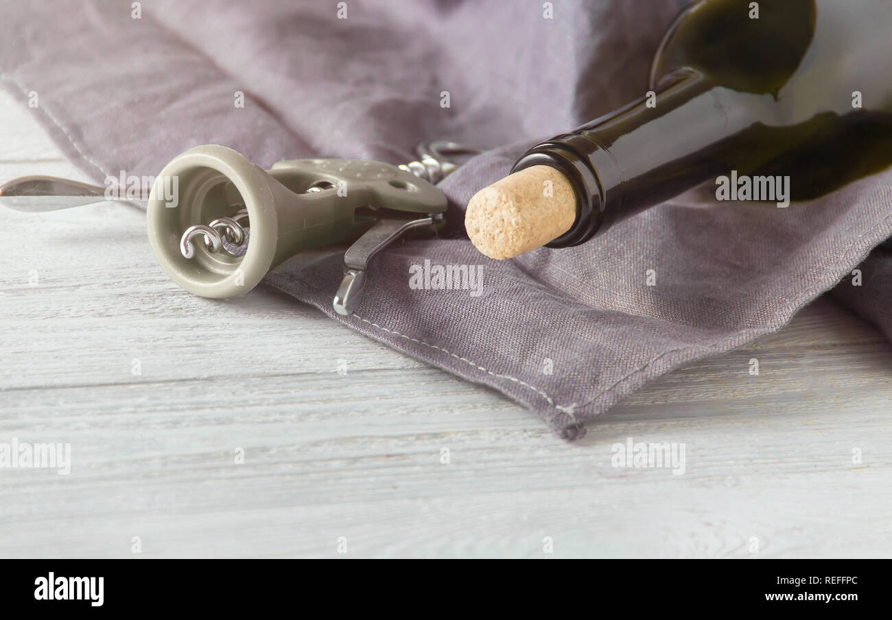 Bottiglia di vino bianco sul tavolo di legno con copia spazio, sfondo. Foto Stock