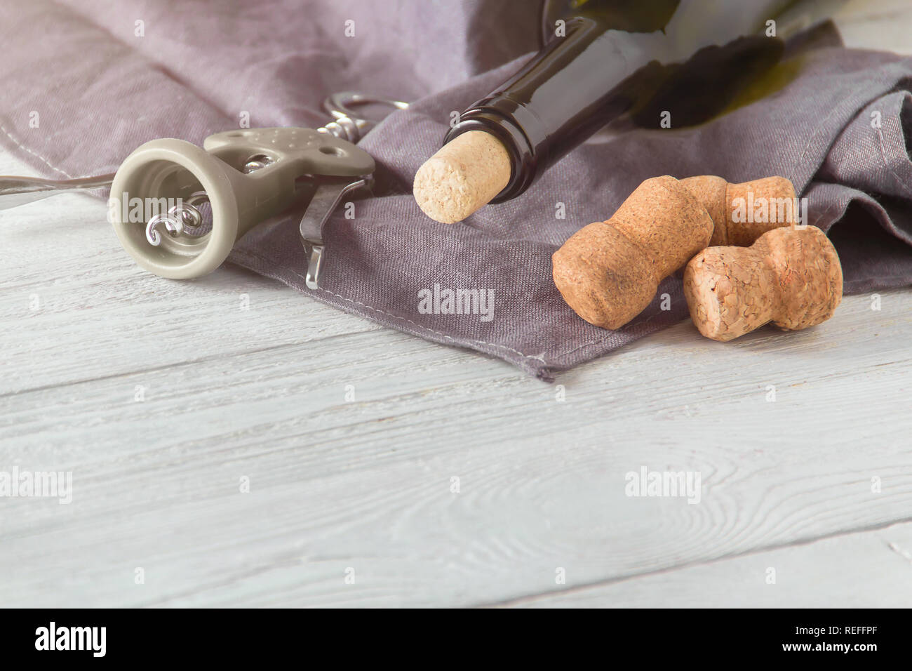 Bottiglia di vino bianco sul tavolo di legno con copia spazio, sfondo. Foto Stock