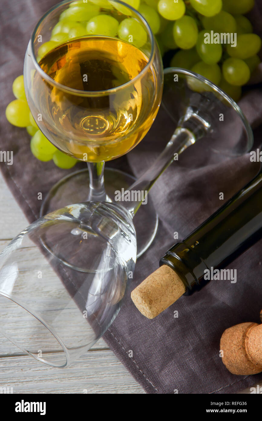 Bottiglia di vino, vetro, uva sulla tavola vista superiore Foto Stock