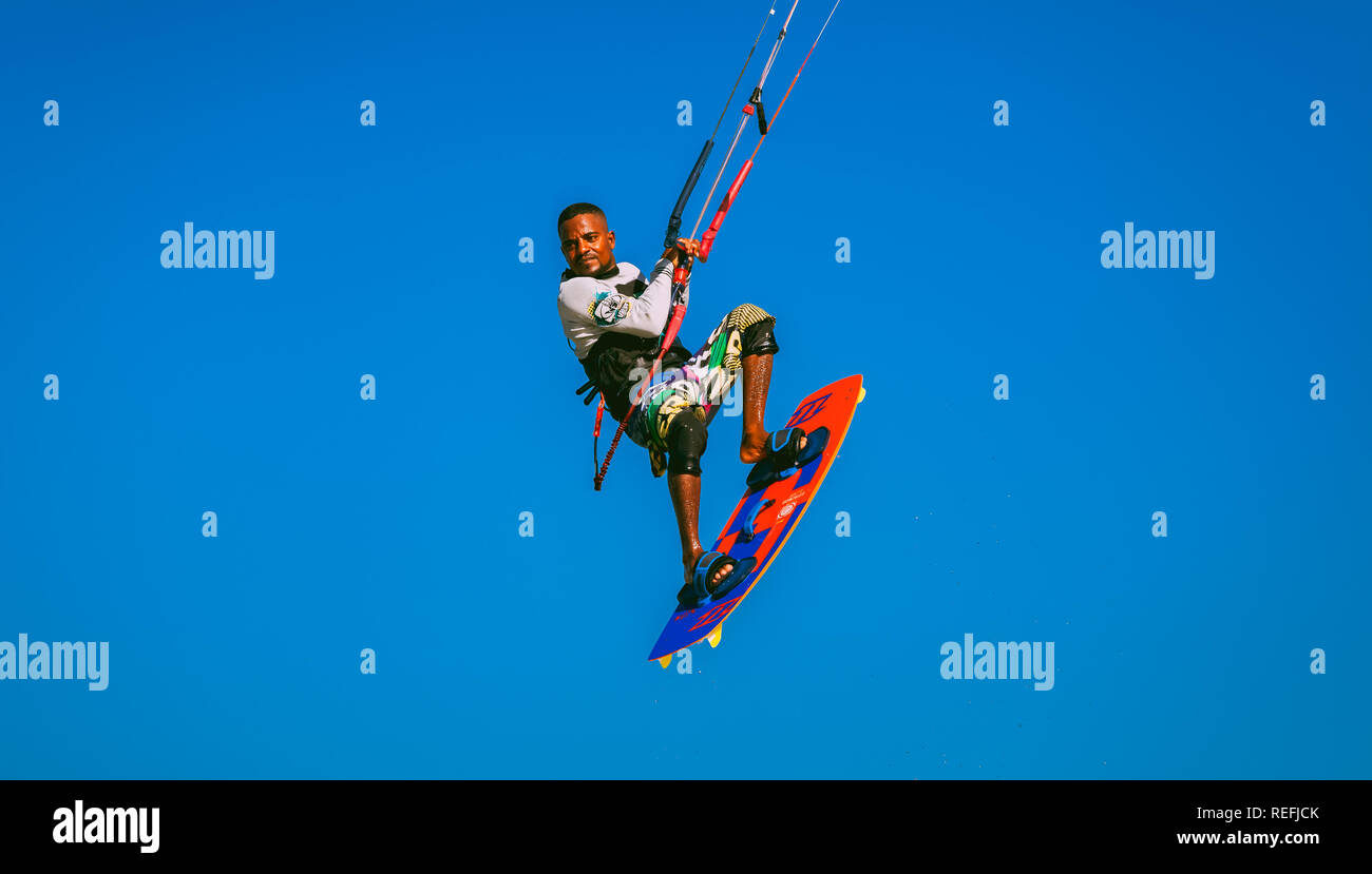 Egitto, Hurghada - 30 Novembre, 2017: Il kitesurfer volare nel cielo blu. Il surfista professionista innalza sul Mar Rosso superficie. Extreme outdoor Foto Stock